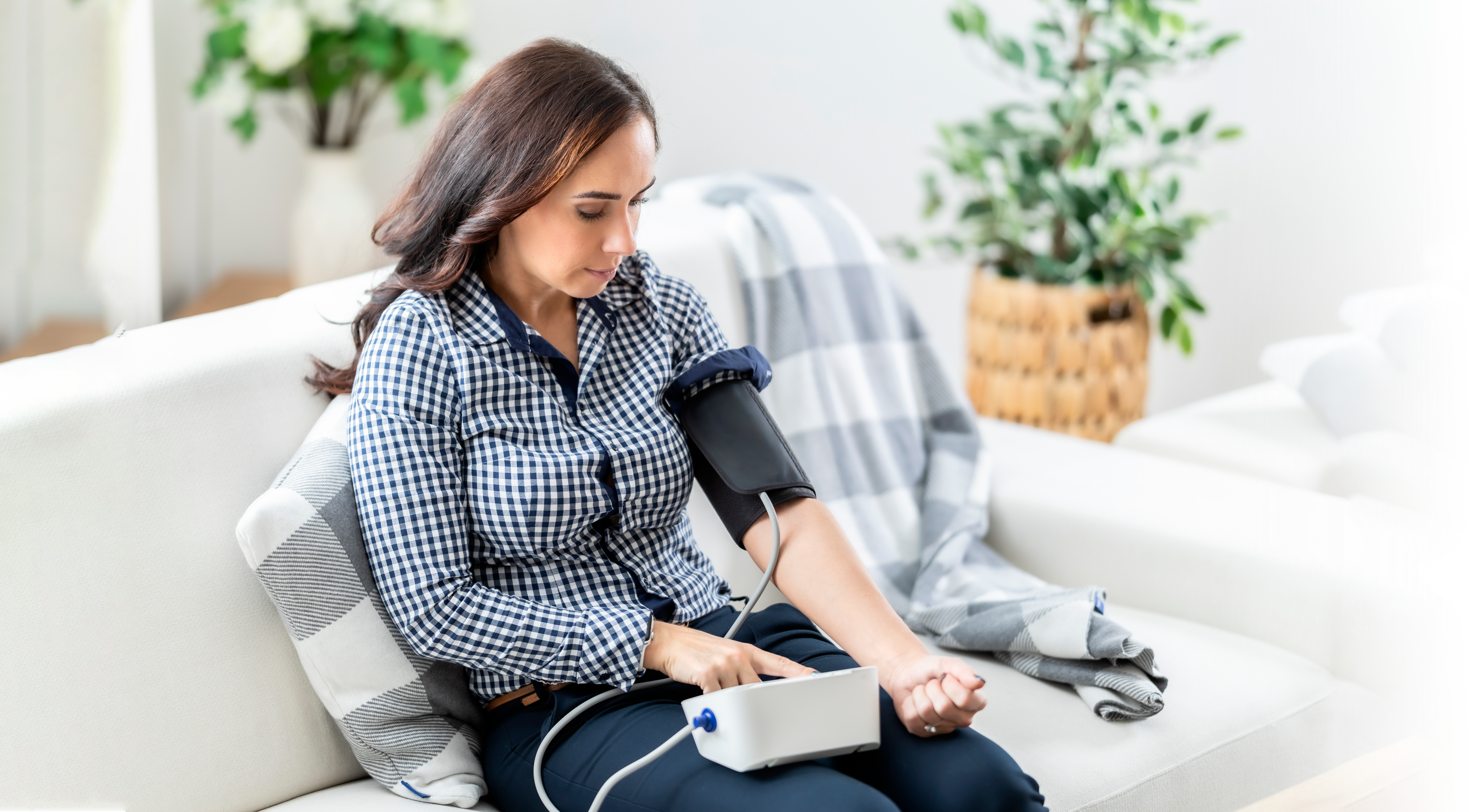 zdjęcie kobiety badającej ciśnienie krwii